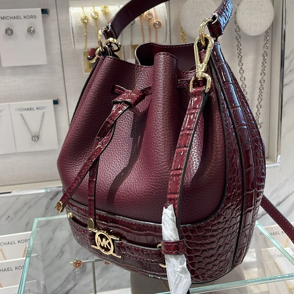 MICHAEL KORS 
Reed Medium Pebbled Leather Belted Bucket Messenger Satchel Crossb - Picture 3 of 16